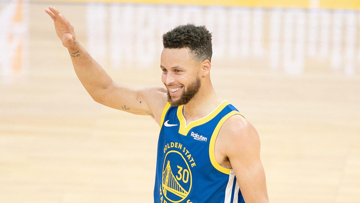 Warriors' Stephen Curry becomes fastest player in NBA history to make 300  3-pointers in a season - CBSSports.com