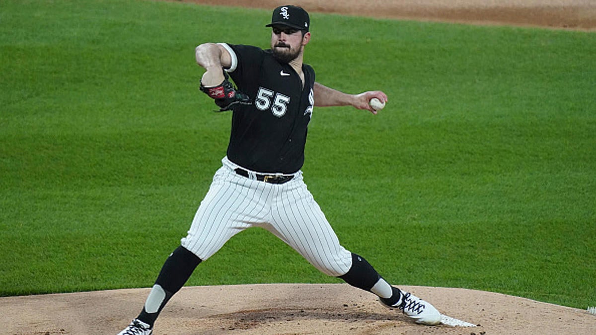 L’ailier gauche des White Sox, Carlos Rodon, lance un coup sûr contre Cleveland après avoir perdu un match parfait au neuvième match