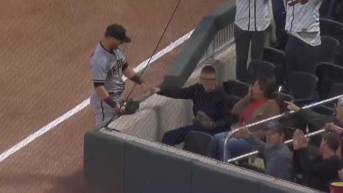 Diamondbacks' Kole Calhoun lays out to make driving catch vs. Cubs