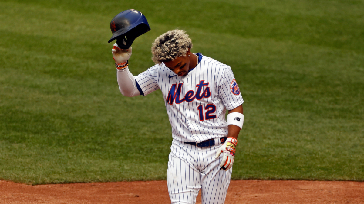 New York Mets Shortstop Francisco Lindor fields a ground ball and News  Photo - Getty Images