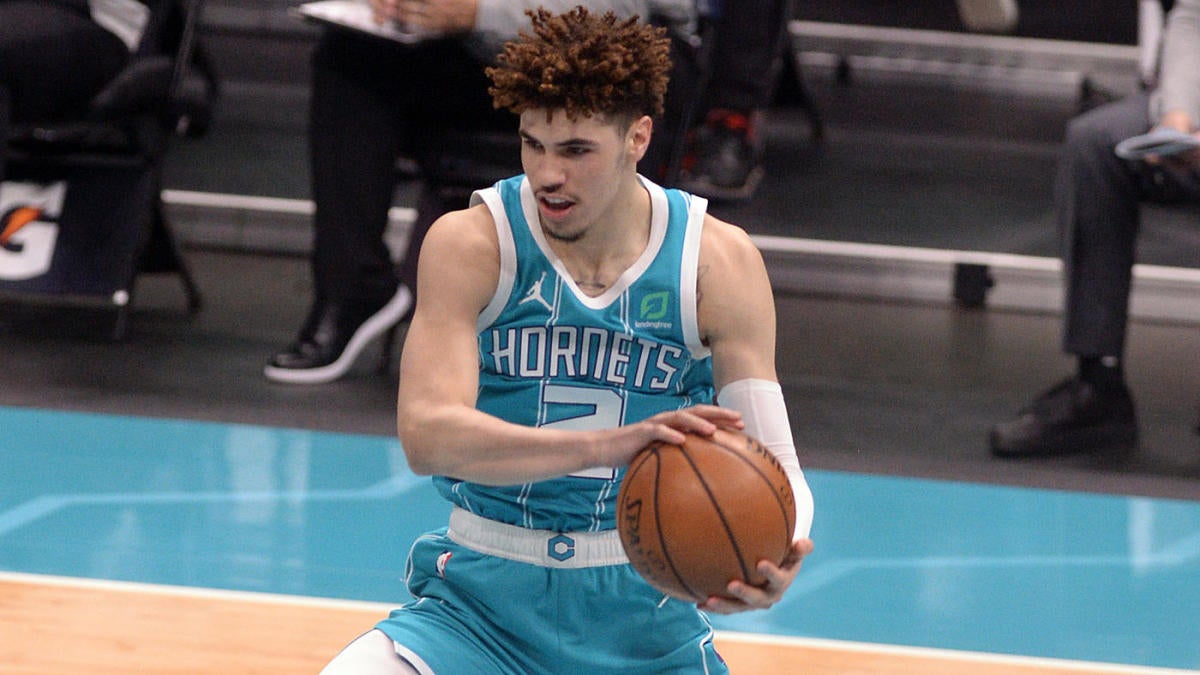 LaMelo Ball makes immediate impact in return from wrist injury, tosses absu...