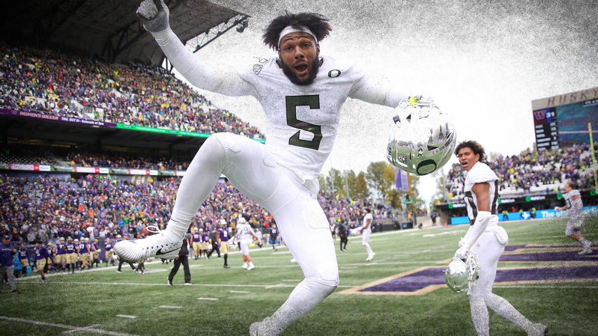 Kayvon Thibodeaux of the Oregon Ducks rushes against the Colorado