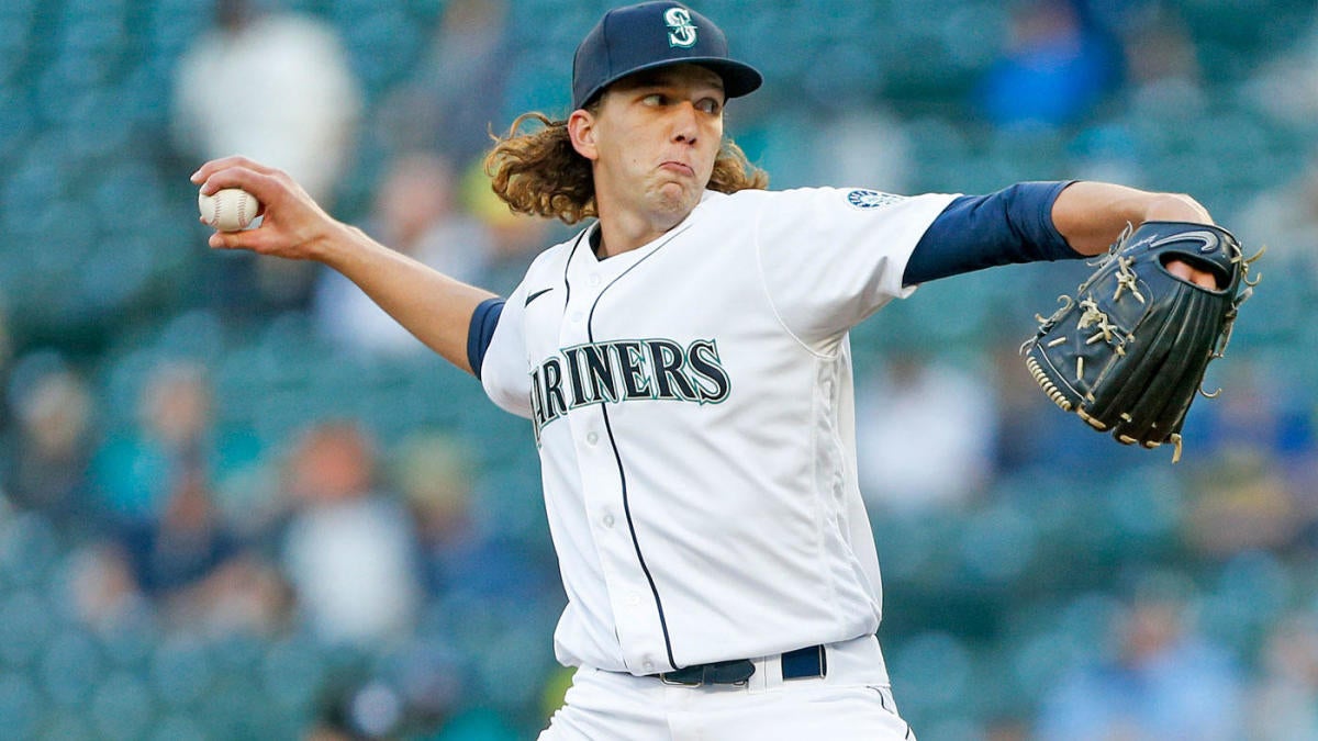 Mitch Haniger forced to leave Mariners game after fouling a ball off his  knee