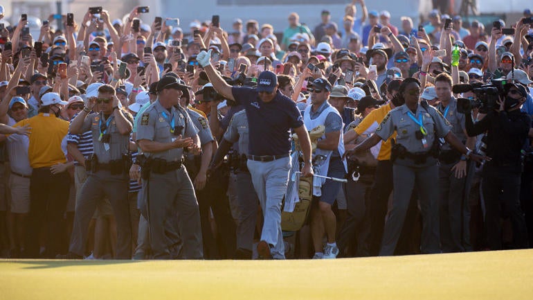 phil-mickelson-fans-back-pga-2021-getty.jpg