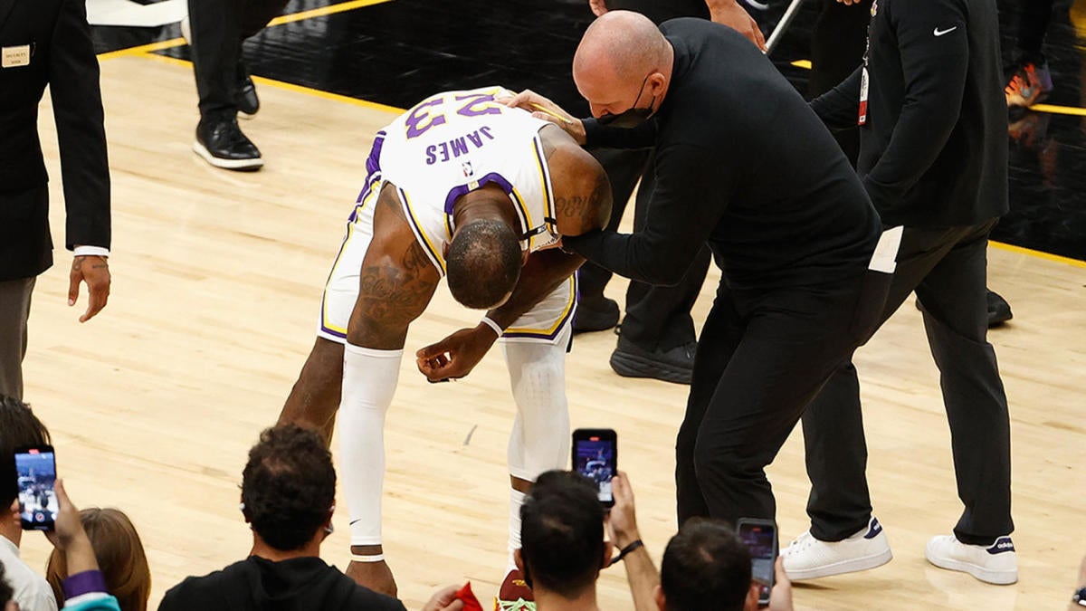 Lakers vs. Suns: Frank Vogel calls Chris Paul's foul on LeBron James 'dangerous' and 'overly aggressive' - CBSSports.com