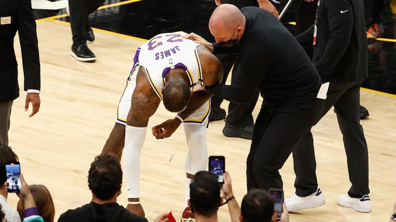 lebronhurt-052321.jpg