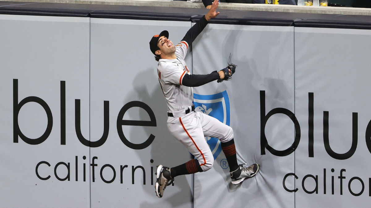 Giants' Mike Tauchman robs Dodgers' Albert Pujols of walk-off home run