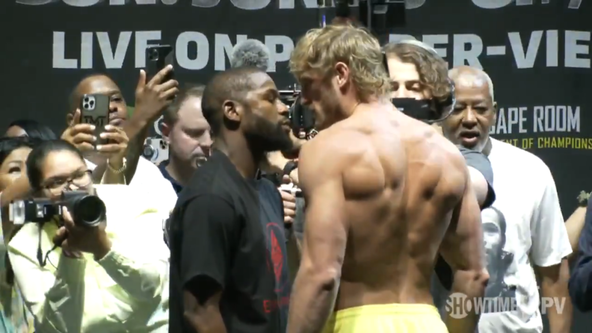 Floyd Mayweather Vs Logan Paul Weighed In Paul Weighed 34 5 Pounds Before The Performance Corinspired