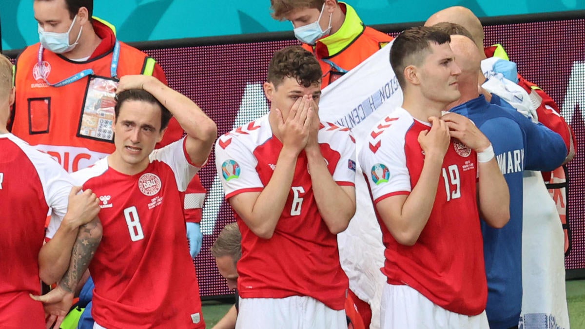 Denmark Vs Finland Resumes After Danish Star Christian Eriksen Collapses On The Field Cbssports Com