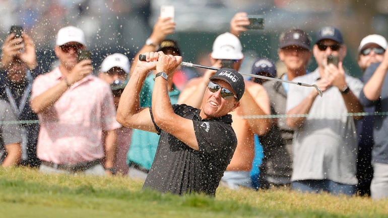 phil-mickelson-us-open-phones-getty.jpg