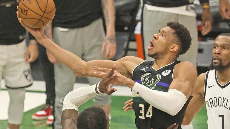 Giannis Antetokounmpo layup