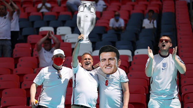england-fans-euro-2020-trophy.jpg