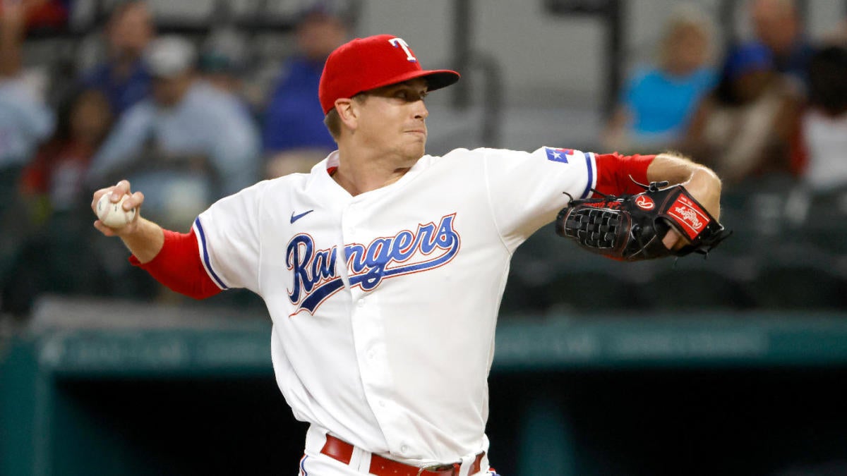 Texas Rangers starting pitcher Kyle Gibson (44) pitches against