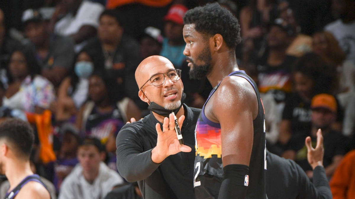 Video Of Suns Monty Williams Encouraging Deandre Ayton Further Proves Why He Should Ve Won Coach Of The Year Cbssports Com