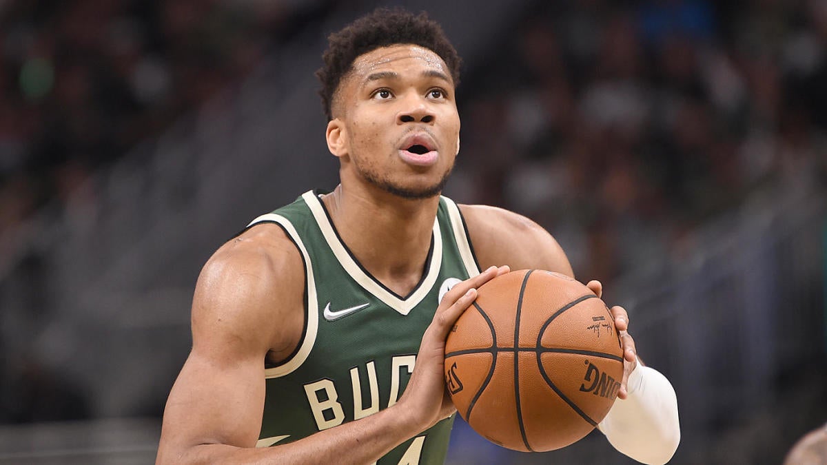 Giannis leads Bucks' runaway win after furor over FT routine