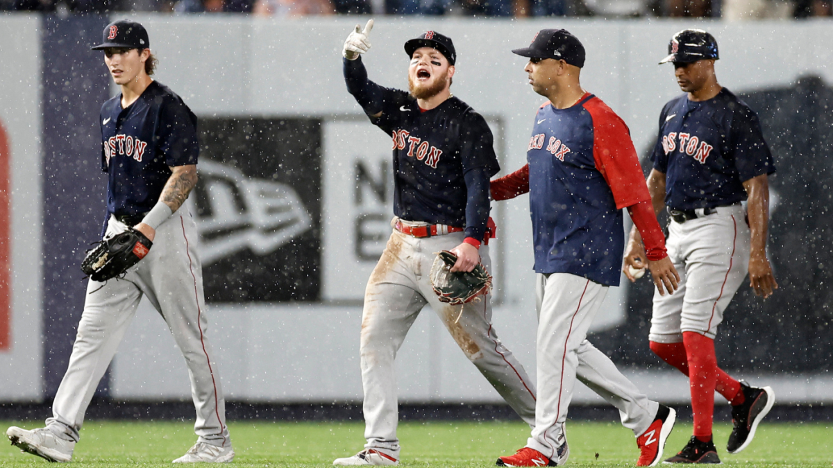 Yankees fan throws ball onto field, hits Boston Red Sox' Alex Verdugo in  back