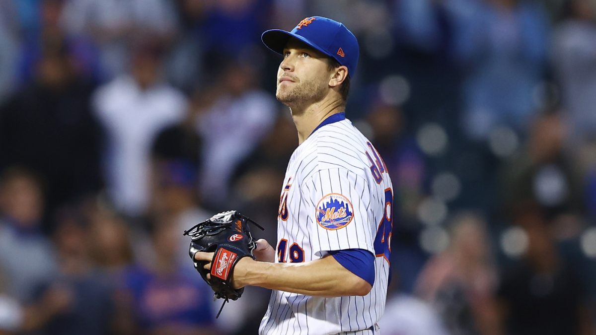 Jacob deGrom throwing after early Rangers injury scare