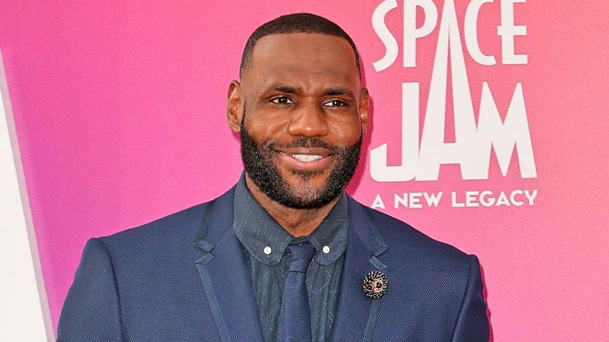 LeBron considered joining NFL during lockout, Cowboys sent him contract -  Silver Screen and Roll