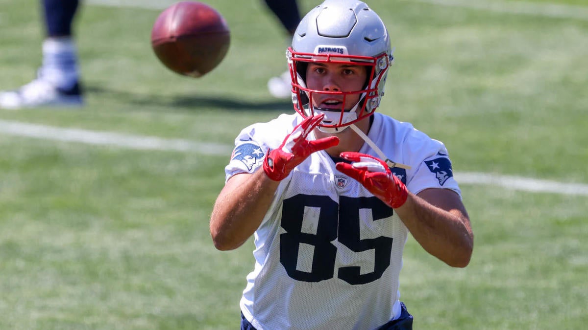 Patriots' Hunter Henry undergoing an MRI on shoulder and could miss ...