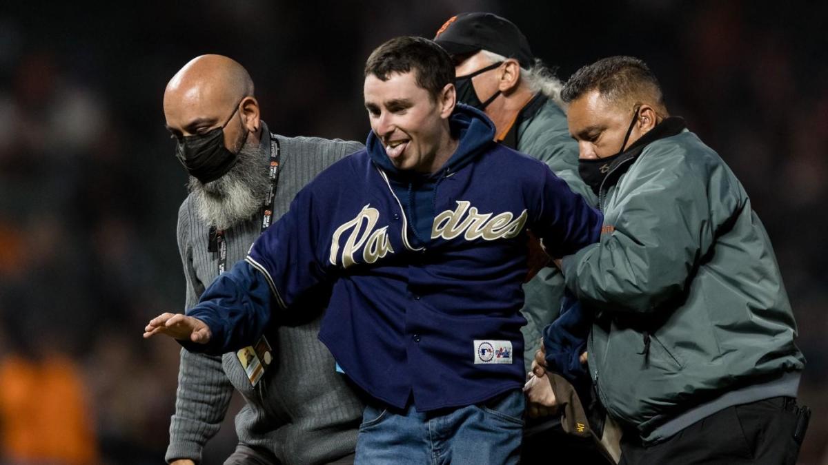 WATCH: Fan runs on field, pretends to pitch during Mets vs. Giants