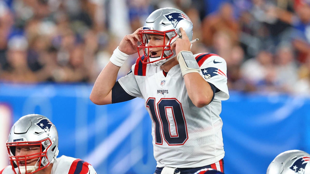 New England Patriots Quarterback Mac Jones Among '3 to Watch' vs. Miami  Dolphins - Sports Illustrated New England Patriots News, Analysis and More