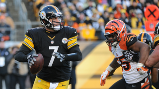 Pittsburgh Steelers Jerome Bettis and quarterback Ben Roethlisberger  reviews the photos on the sidelines of their touchdown in the fourth  quarter at Heinz Field on December 12, 2004 . The Steelers defeated