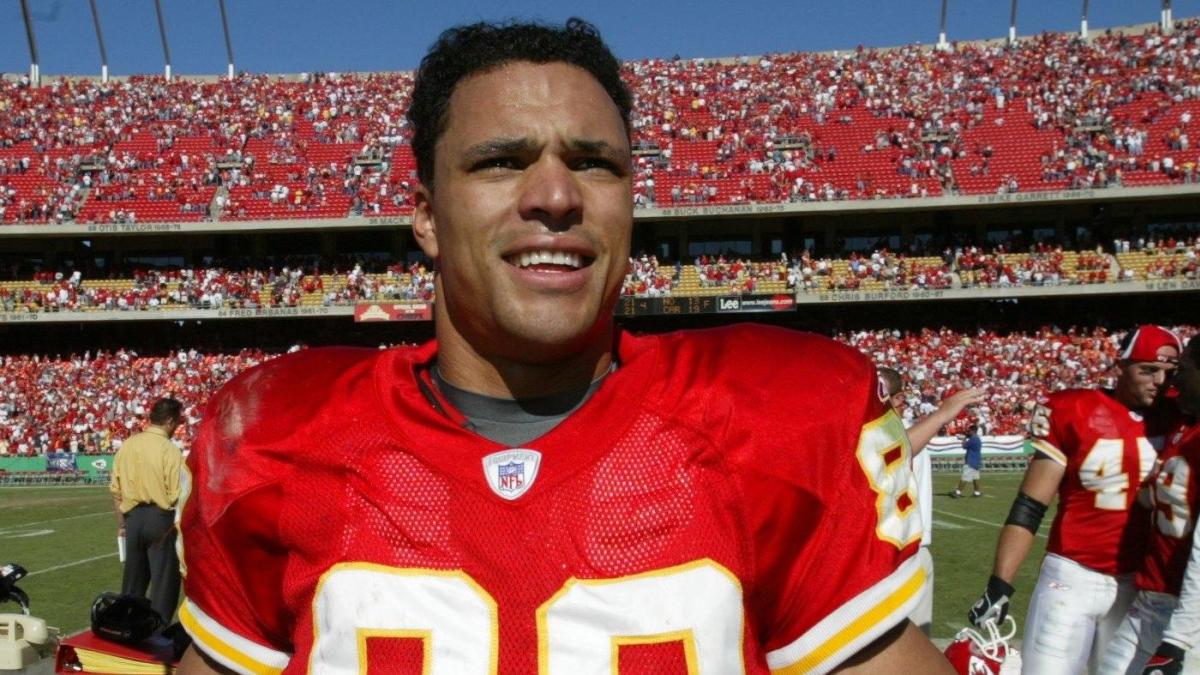 Tony Gonzalez Doesn't Want Falcons to Trade Him Following Julio