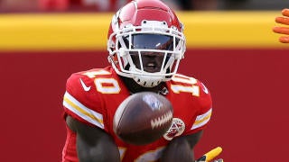 Tyreek Hill trade: Chiefs send superstar WR to Dolphins for 5 draft picks,  Super Bowl odds jump