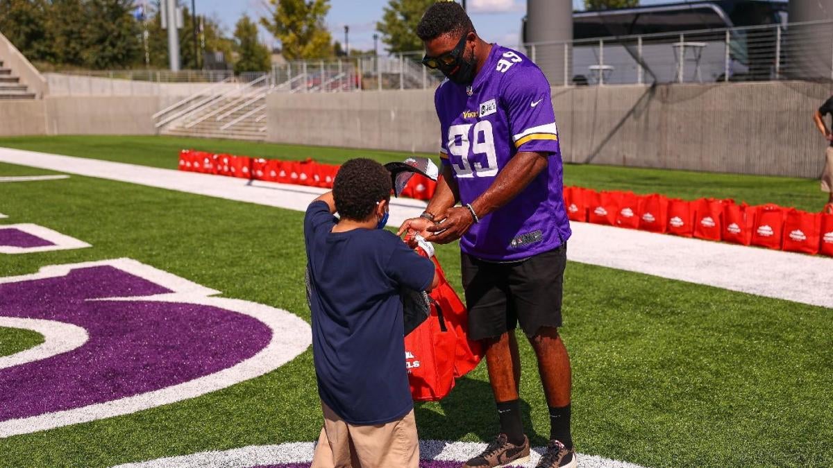 Vikings reward woman who gave her shoes to homeless man in