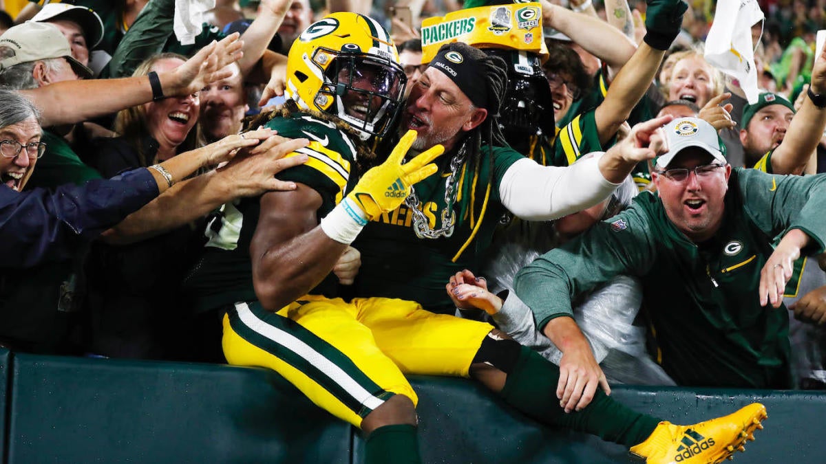 Packers' Aaron Jones Scores TD and Celebrates by Showing