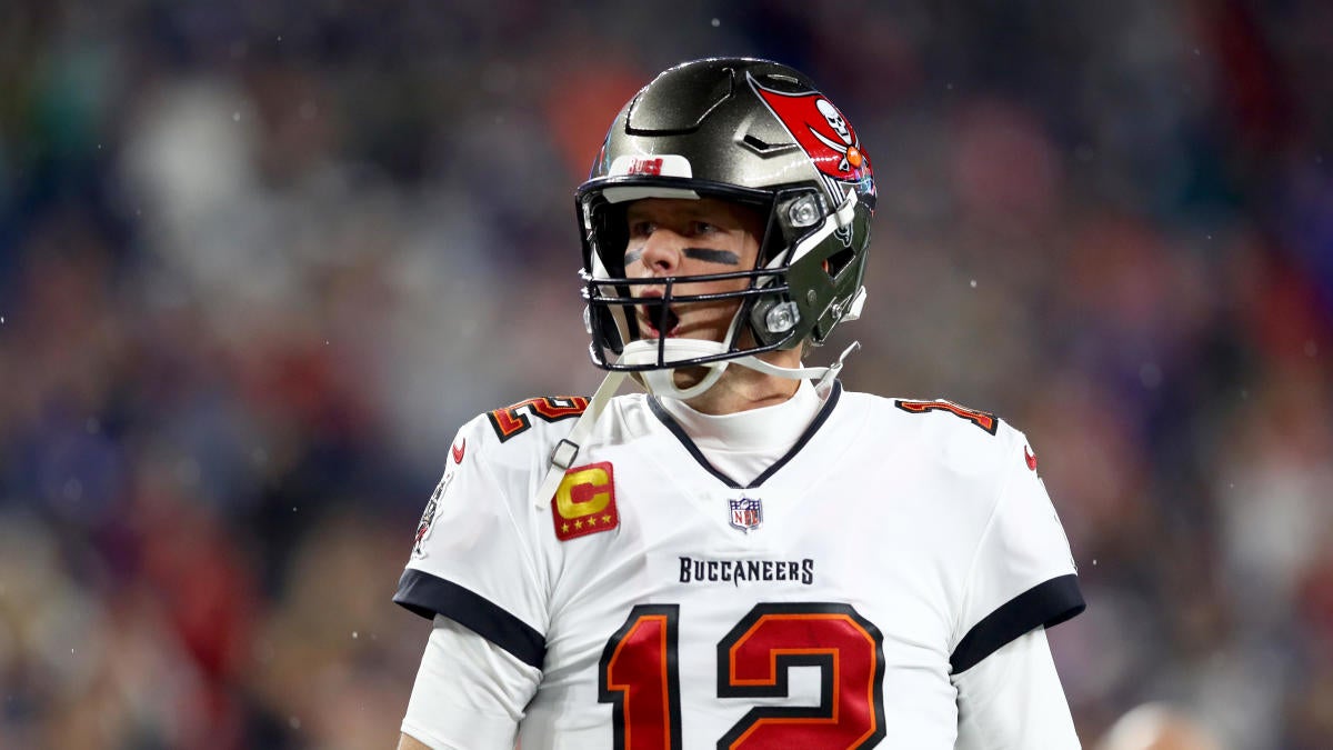 Brett Favre Attends Buccaneers Game Wearing Tom Brady Shirt