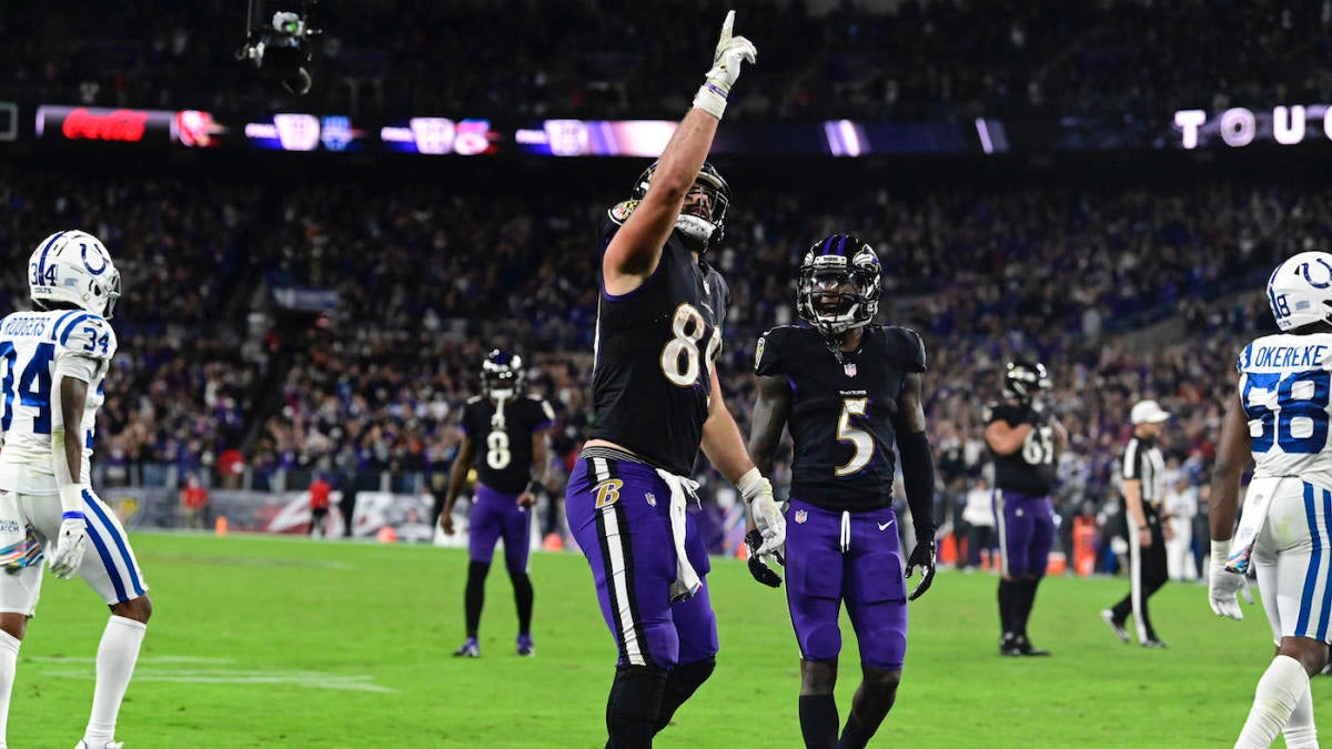 Baltimore, United States. 01st Dec, 2019. Baltimore Ravens tight end Mark  Andrews (89) celebrates a 20-yard touchdown pass against the San Francisco  49ers during the first half of an NFL game at