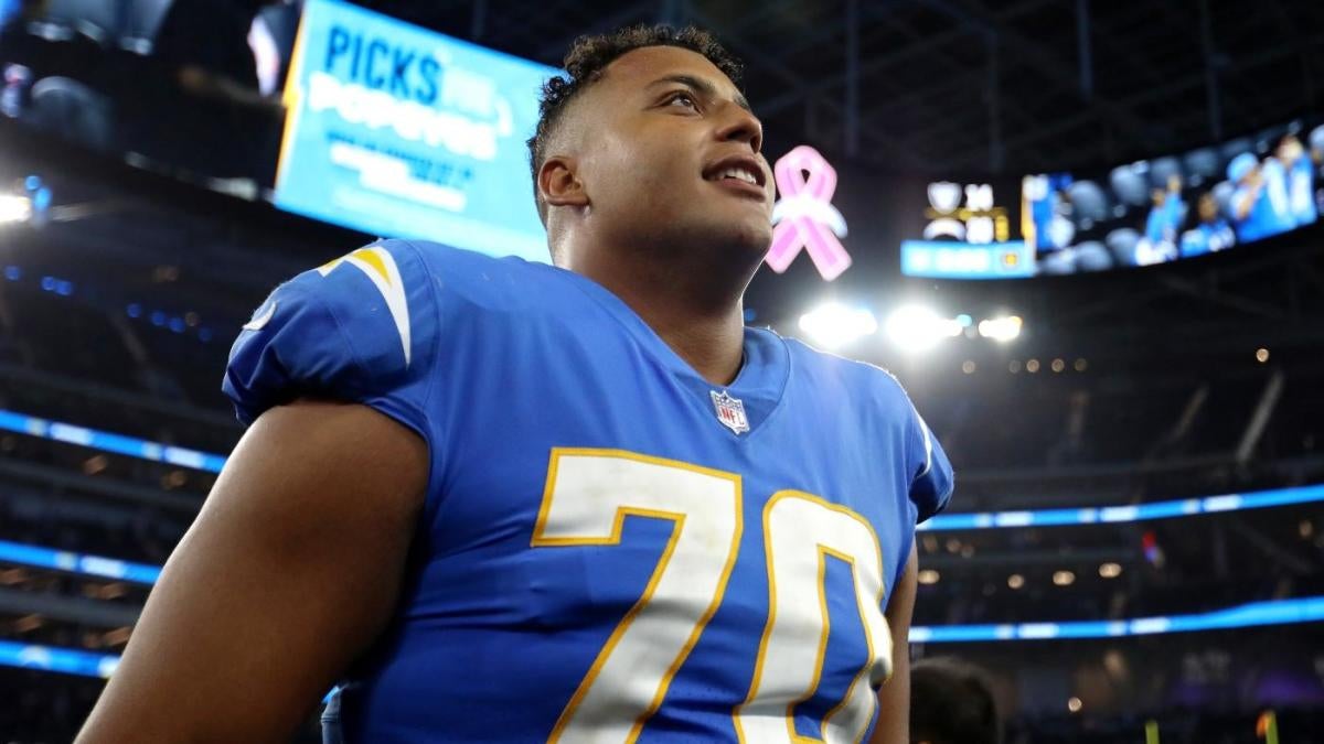 Chargers LT Rashawn Slater (biceps) has chance to return late in 2022 season