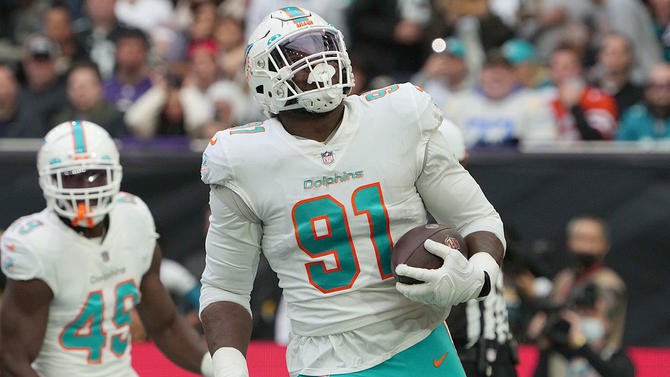 usatsi-16974908-emmanuel-ogbah-dolphins-pbu-london-2021-1400.jpg