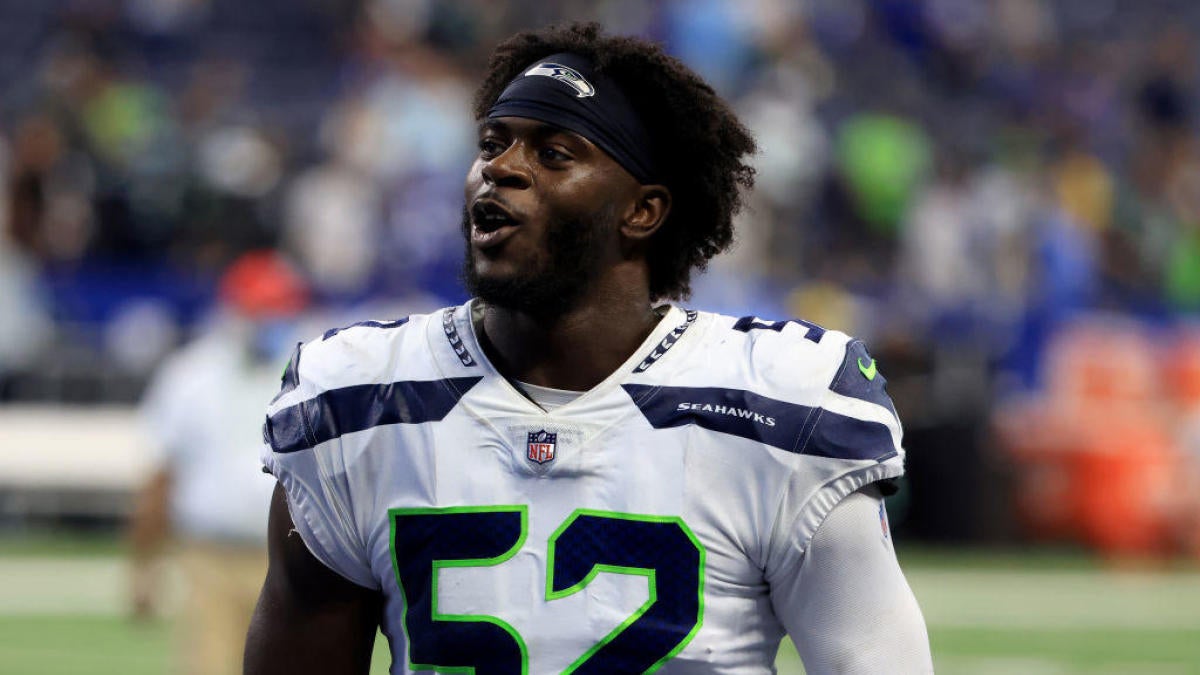 NFL: Seattle Seahawks Darrell Taylor leaves field in stretcher, Pittsburgh  Steelers