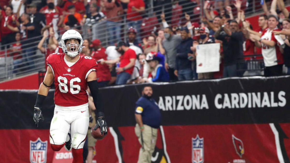 Chicago, Illinois, USA. 05th Dec, 2021. - Cardinals #86 Zach Ertz warms up  before during the NFL Game between the Arizona Cardinals and Chicago Bears  at Soldier Field in Chicago, IL. Photographer: