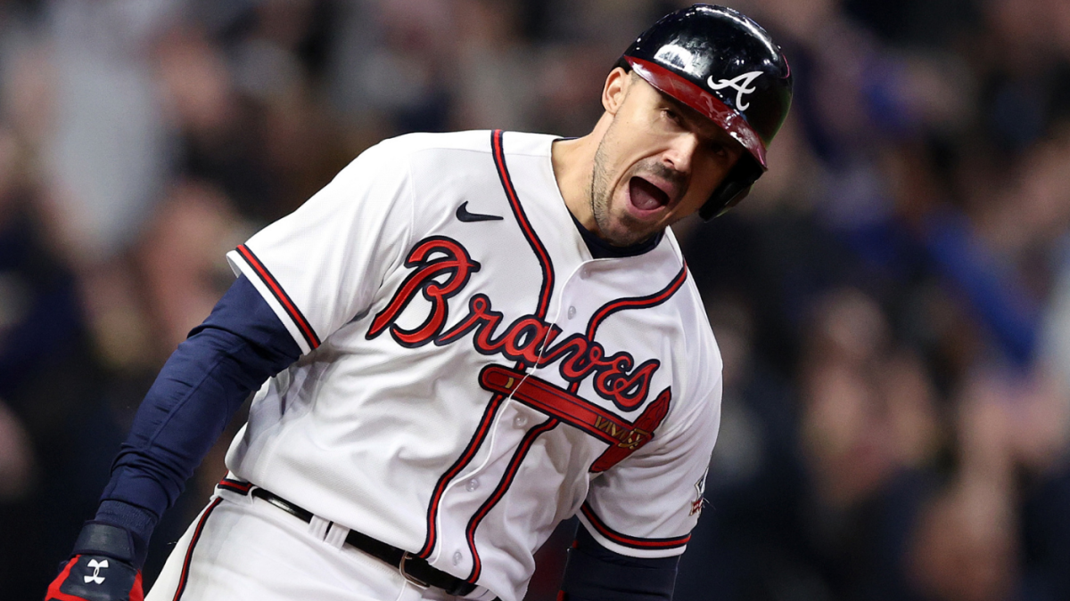 DUVALLL!!! Braves' Adam Duvall goes DEEP to make it 5-0 in World Series  Game 1! 
