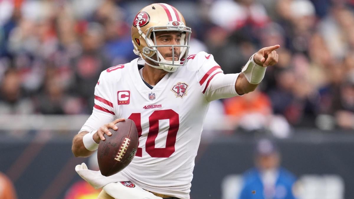 49ers' Jimmy Garoppolo working with trainers to stabilize thumb, possibly  return before end of regular season 