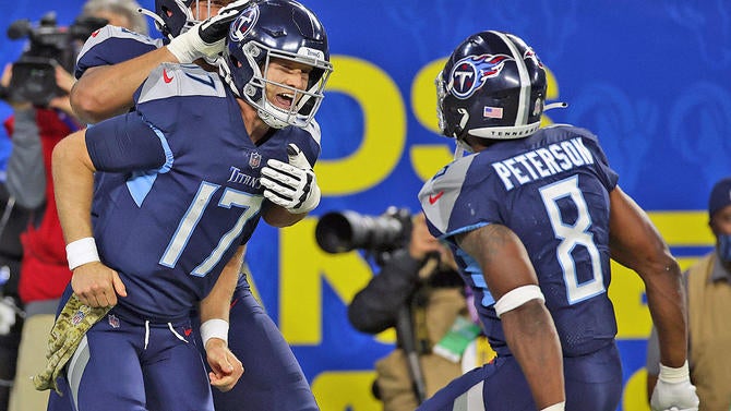 ryan-tannehill-adrian-peterson-titans-getty.jpg