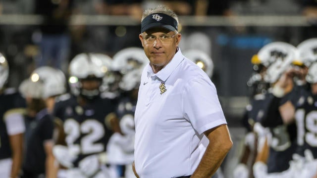 LOOK: UCF's Gus Malzahn coaching from elevated platform vs. SMU after  breaking leg in Tulane win 