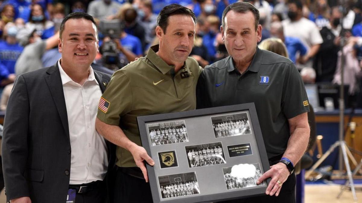 Tur perpisahan Pelatih K: Mike Krzyzewski dari Duke dihormati oleh Army, almamaternya, sebelum kemenangan Blue Devils