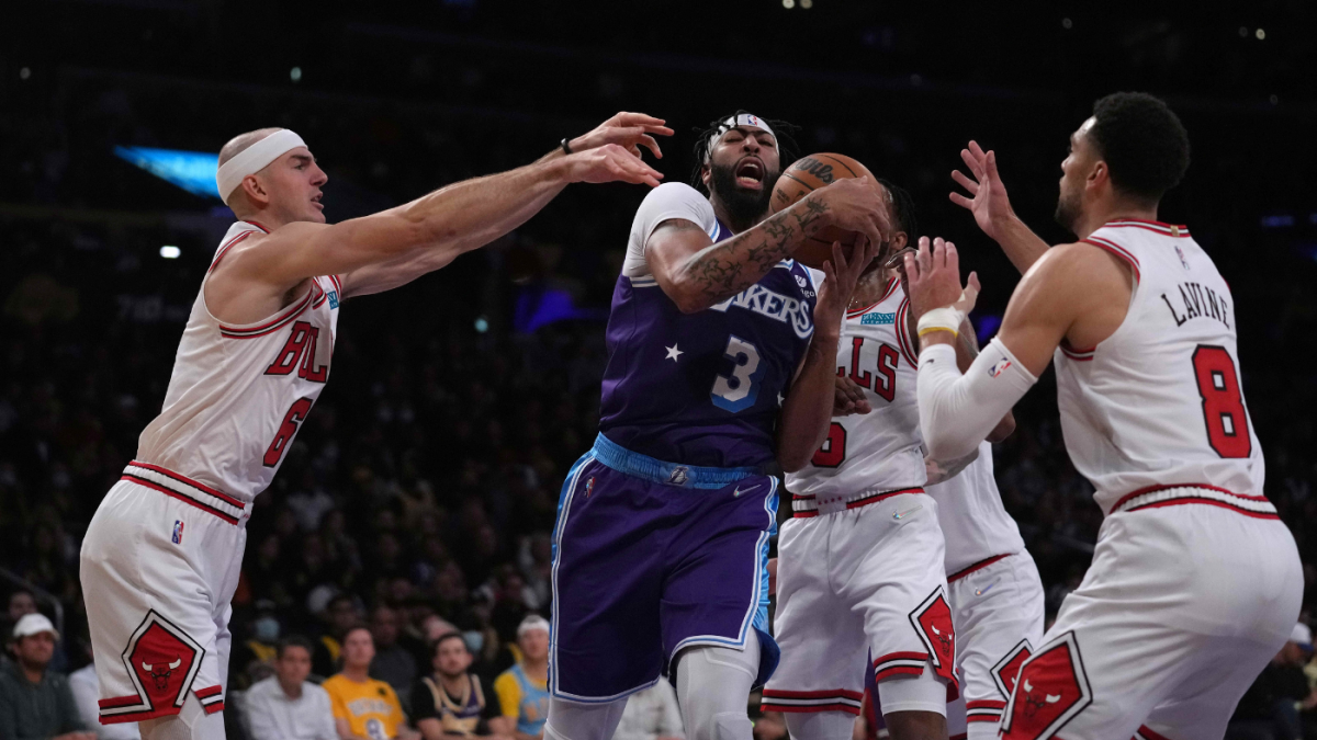 Anthony Davis terlontar saat mencoba memakai sepatunya;  Lakers terlihat benar-benar kalah dalam kekalahan dari Bulls
