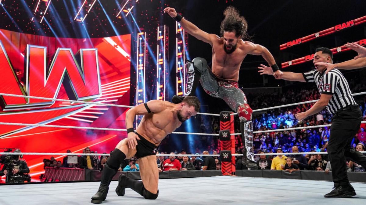 Seth Rollins diserang oleh penggemar yang bukan bagian dari pertunjukan selama WWE Raw pada Senin malam