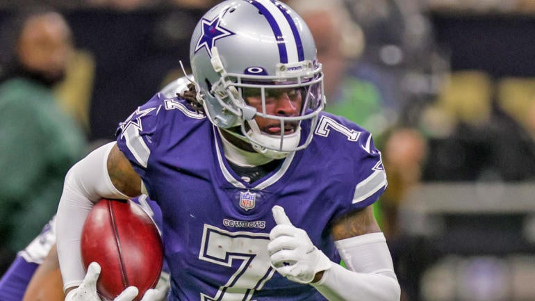 Trevon Diggs dos Dallas Cowboys em campo.