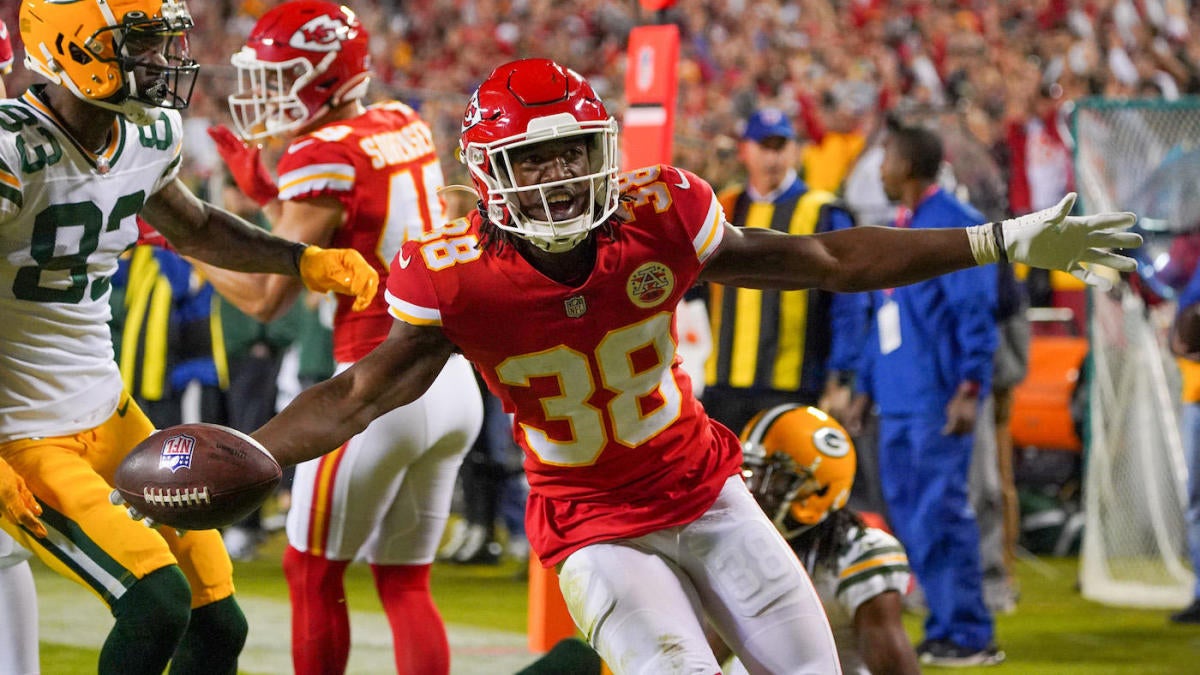 Kansas City Chiefs cornerback L'Jarius Sneed (38) defends in the