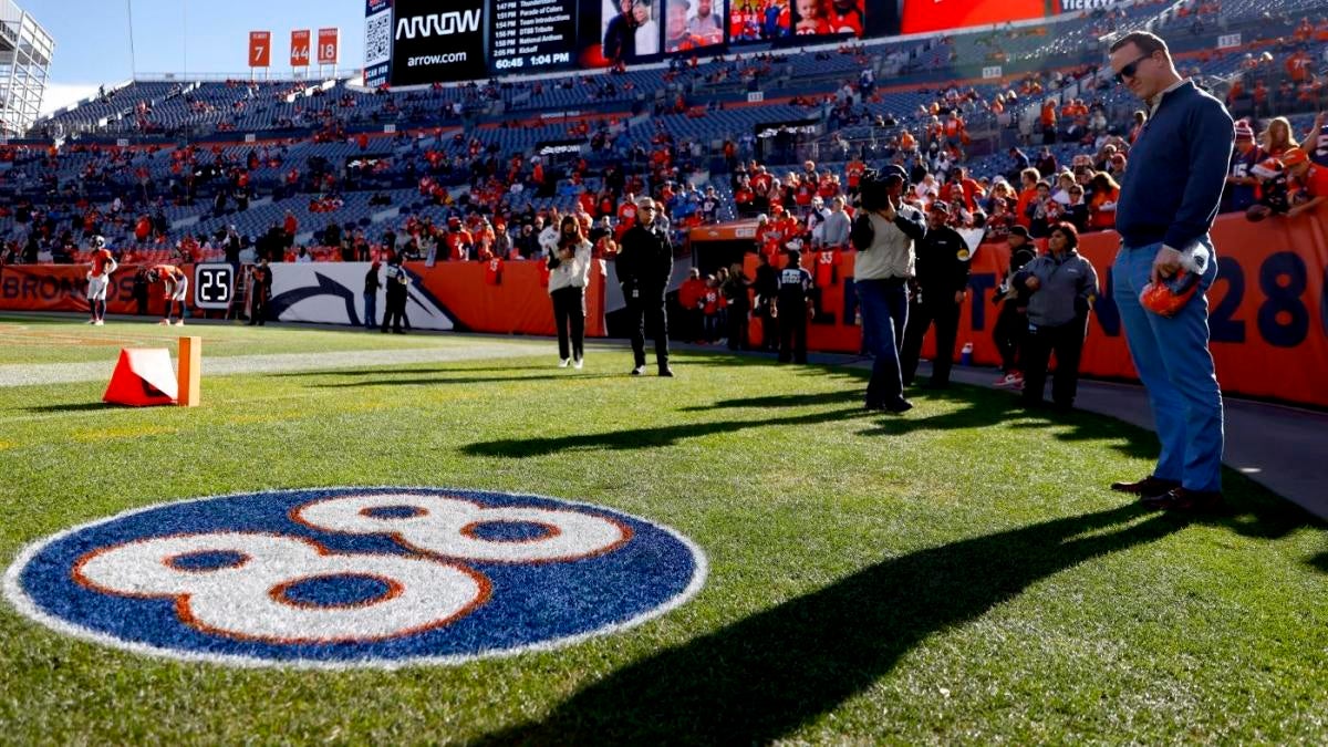 Peyton Manning mengunjungi Demaryius Thomas Memorial sebelum pertandingan Broncos melawan Lions