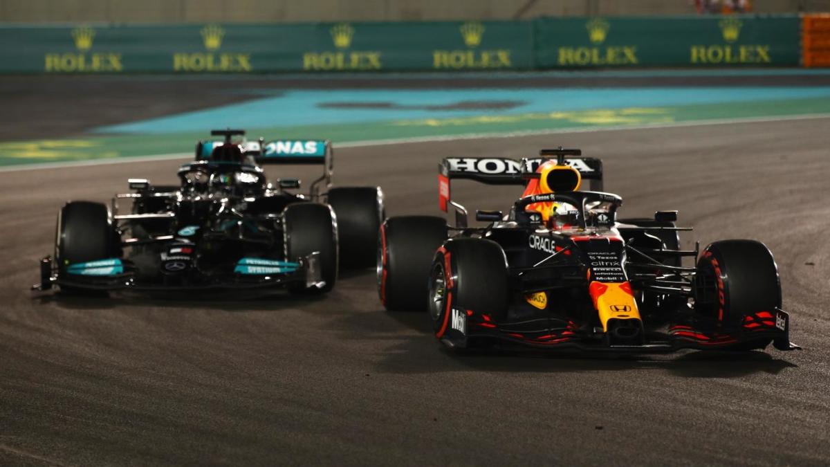 Max Verstappen memenangkan kejuaraan dunia F1 dengan umpan putaran terakhir dari Lewis Hamilton di tengah kontroversi balapan yang terlambat