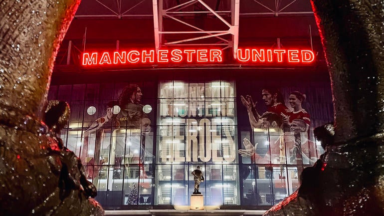 manchester-united-sign-old-trafford.jpg