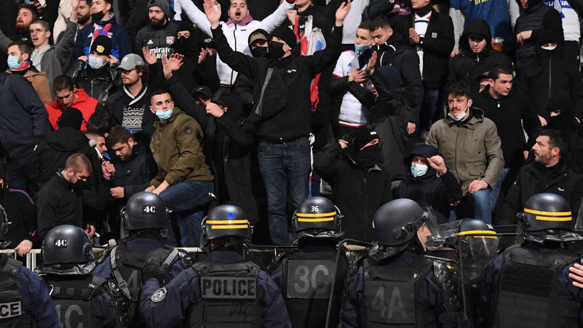 Pertandingan Paris FC vs. Lyon Coupe de France ditinggalkan dalam insiden terbaru dari kerusuhan penggemar yang terus-menerus di pertandingan Prancis