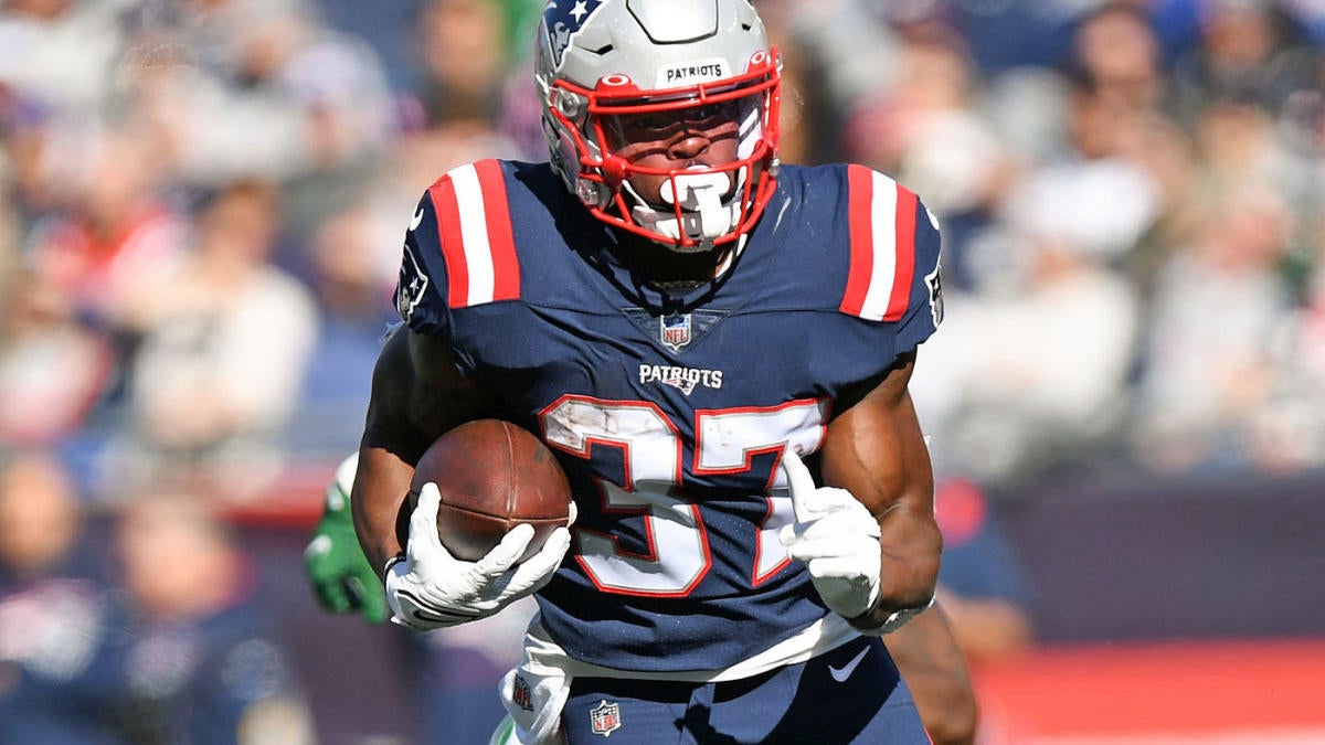 Patriots RBs Damien Harris and Rhamondre Stevenson continue